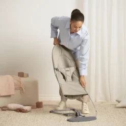 BabyBjörn Balance Soft Wipstoeltje Geweven Jersey Tri-Fabric - Zandgrijs><noscript><img width=