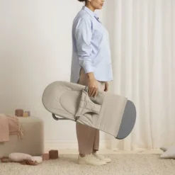 BabyBjörn Balance Soft Wipstoeltje Geweven Jersey Tri-Fabric - Zandgrijs><noscript><img width=