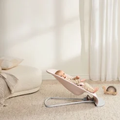 BabyBjörn Bliss Wipstoel – Geweven – Mélange Lichtroze><noscript><img width=