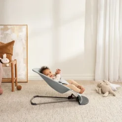 BabyBjörn Bliss Wipstoel – Geweven – Mélange Lichtroze><noscript><img width=