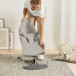 BabyBjörn Wipstoeltje Bliss – 3D Jersey – Zandgrijs><noscript><img width=