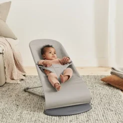 BabyBjörn Wipstoeltje Bliss – 3D Jersey – Zandgrijs><noscript><img width=