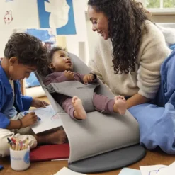 BabyBjörn Wipstoeltje Bliss – 3D Jersey – Zandgrijs><noscript><img width=