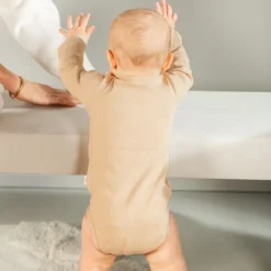 DAY Overslagromper Korte Mouw Rib - Cappuccino - Mt. 62/68><noscript><img width=