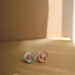 Frigg Fopspeen Daisy Blooming Blush/Cotton T2 6-18 mnd (2 stuks)><noscript><img width=