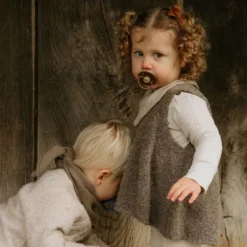 Frigg Fopspeen Little Viking Cocoa/Olive T2 6-18 mnd (2 stuks)><noscript><img width=