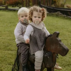 Frigg Fopspeen Little Viking Sage/Cream T2 6-18 mnd (2 stuks)><noscript><img width=