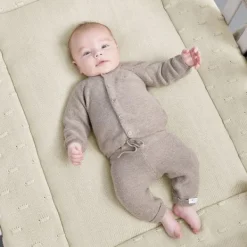 Meyco Baby Knots Boxkleed - 77 x 97 cm - Soft Sand><noscript><img width=