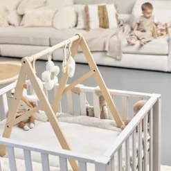 Meyco Baby Knots Boxkleed - 77 x 97 cm - Soft Sand><noscript><img width=