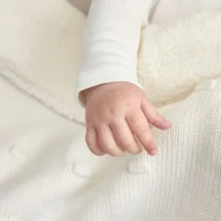 Meyco Baby Ledikantdeken Teddy Knots Offwhite 100 x 150 cm><noscript><img width=