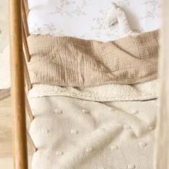 Meyco Baby Ledikantdeken Teddy Knots Soft Sand 100 x 150 cm><noscript><img width=