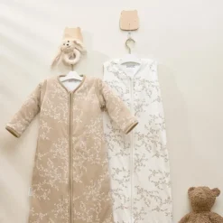 Meyco Baby Slaapzak 4 Seizoenen Branches Sand><noscript><img width=