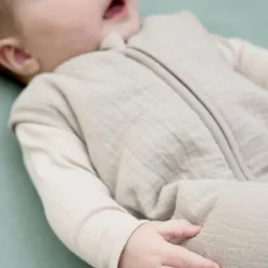 Meyco Baby Slaapzak Hydrofiel Gevoerd Uni Pre-Washed Greige 90 cm><noscript><img width=