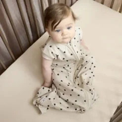 Meyco Baby Sweet Heart Zomerslaapzak - 90 cm - Soft Sand/Black><noscript><img width=