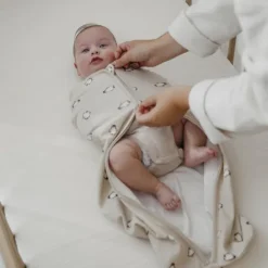 Meyco Cocoon Inbakerslaapzak - 70 cm - Penguin - Soft Sand><noscript><img width=